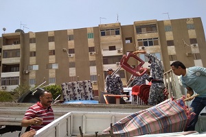 حملة لإزالة إشغالات الطرق فى نطاق حي 15 مايو