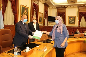 Cairo Governor gives financial grants to orphan brides