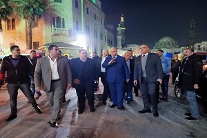 محافظ القاهرة يقود حملة بالشوارع للتأكد من تنفيذ قرار غلق المحلات