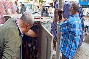 صيانة أعمدة الإنارة بشوارع الحي