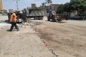 حملة لرفع القمامة والمخلفات ببعض المناطق بالحي