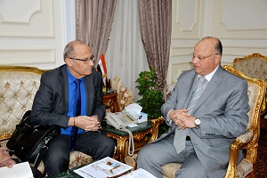 محافظ القاهرة يستقبل السكرتير الدائم للمدن الفرنكوفونية.jpg
