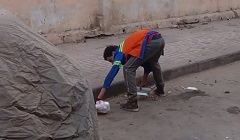 رفع المخلفات من بعض المناطق بالحي