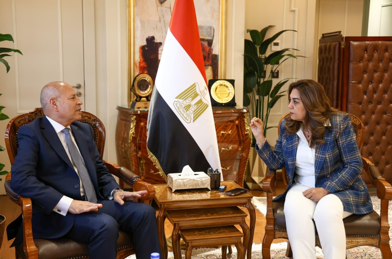 وزيرة التنمية المحلية تتابع مع محافظ القاهرة الملفات التنموية والخدمية التي تمس حياة المواطنين