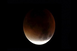 بدء أول خسوف قمري لهذا العام في سماء القاهرة.jpg