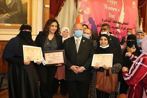 Cairo Governor honors ideal mothers on Mother's Day 