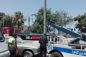 اخلاء ساحات انتظار السيارات بالجزيرة الوسطى بحي المطرية 