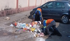 أعمال نظافة ورفع المخلفات من بعض الشوارع بالحي