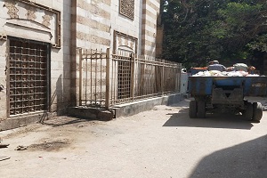 متابعة أعمال نظافة بشوارع بالحي