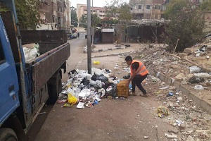 أعمال نظافة ورفع مخلفات ببعض الشوارع بالحي