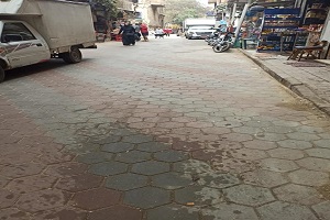 استكمال التبليط بالدرب الاحمر