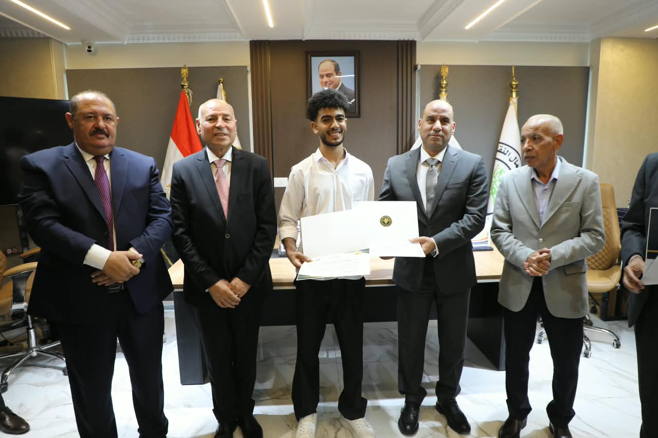 وزير العمل ومحافظ القاهرة يكرمان أوائل مركز المطرية للتدريب التطبيقي التكنولوجي 