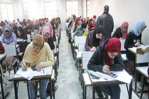 طلاب الصف الأول الثانوي يبدأون إمتحان مادة الجغرافيا.jpg