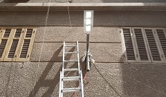 إستكمال تركيب أعمدة الإنارة بشارع الحرية