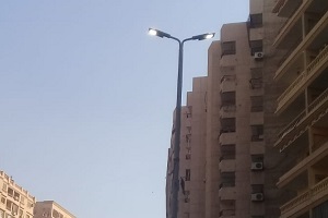 اصلاح أسلاك كهربائية بداخل اعمدة الانارة بشارع الطيران
