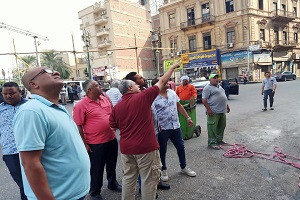 رئيس الحي يتفقد أعمال طلاء العقارات 