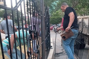 اعمال تركيب سور حديد حول حديقة غرناطة 