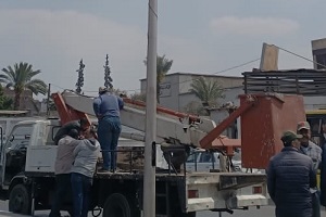 تغير وتركيب الاعلام على اعمدة الانارة  بشارع الكابلات