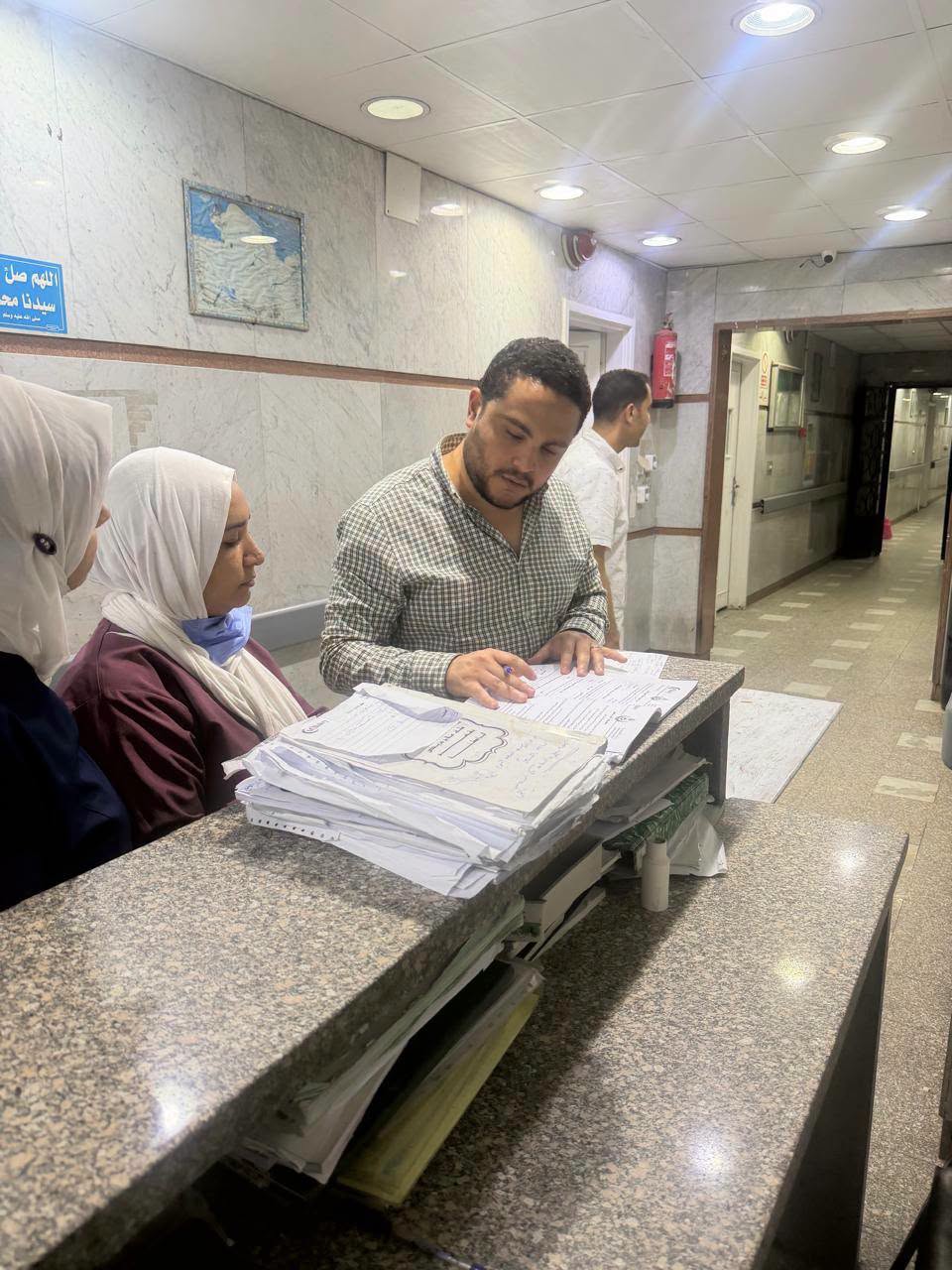 نائب مدير الطوارئ بصحة القاهرة يتفقد مستشفى منشية البكري ليلاً