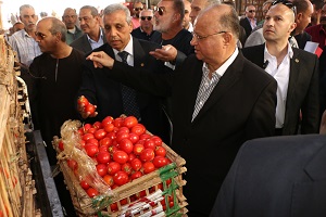 محافظ القاهرة يجتمع بكبار تجار سوق العبور لمكافحة غلاء أسعار الخضر والفاكهة2.jpg