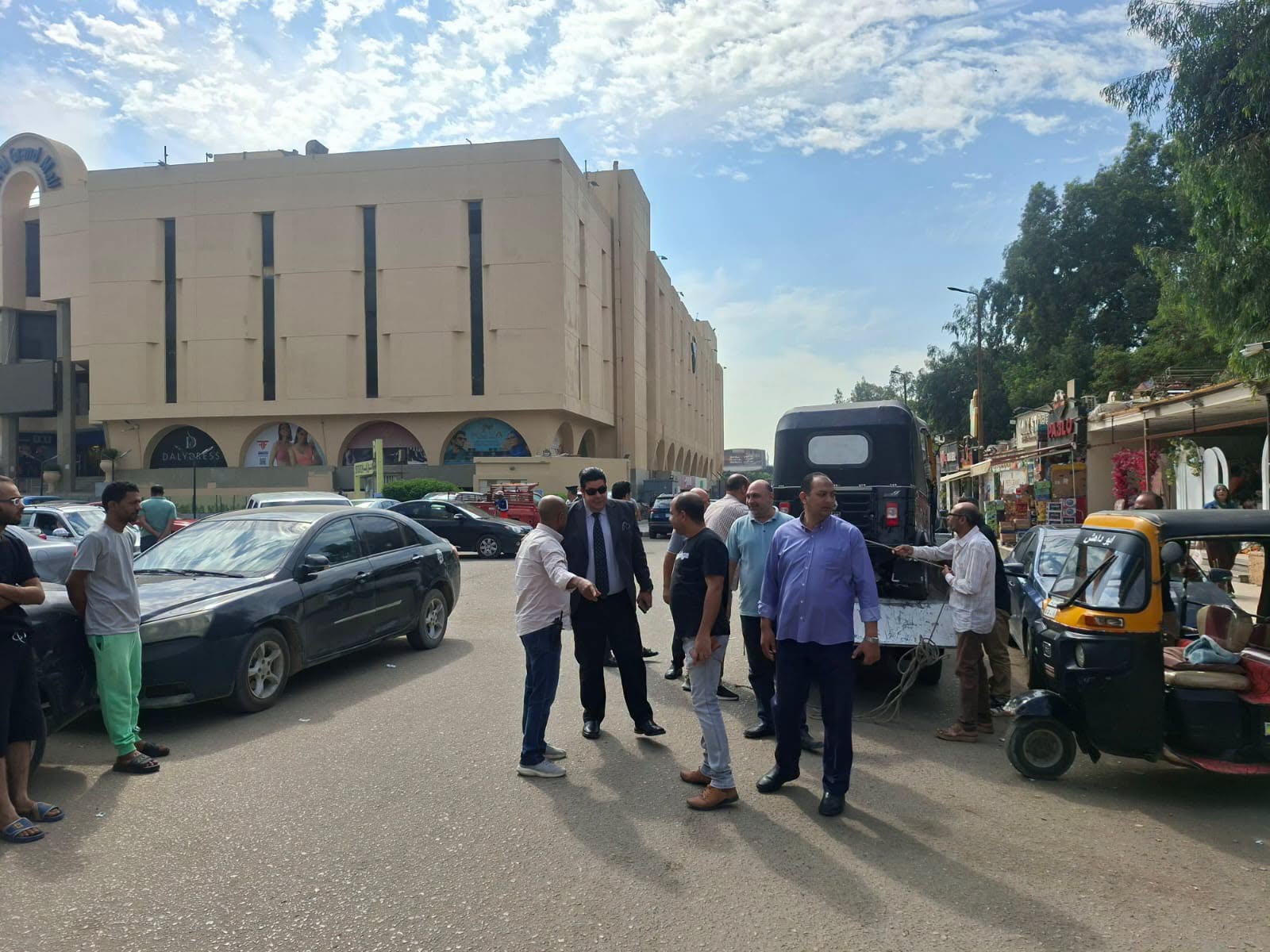 رئيس حي المعادي يقود حملة لمصادرة التكاتك بميدان جراند مول