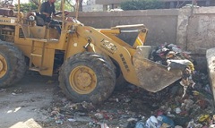 تكثيف حملات النظافة ورفع الأتربة والمخلفات بشوارع وميادين الحي