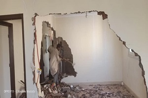 إزالة طابقين مخالفين بعقار بحي النزهة 