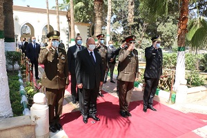 Cairo Governor lays wreath at Military Region martyr tombs