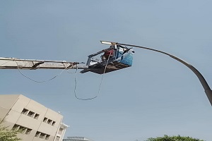صيانة أعمدة الإنارة بالحي