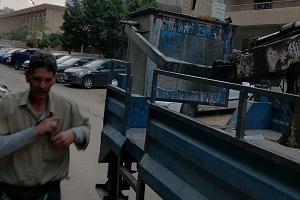 إصلاح اسلاك كهربائية بداخل اعمدة الانارة بشارع الصواف
