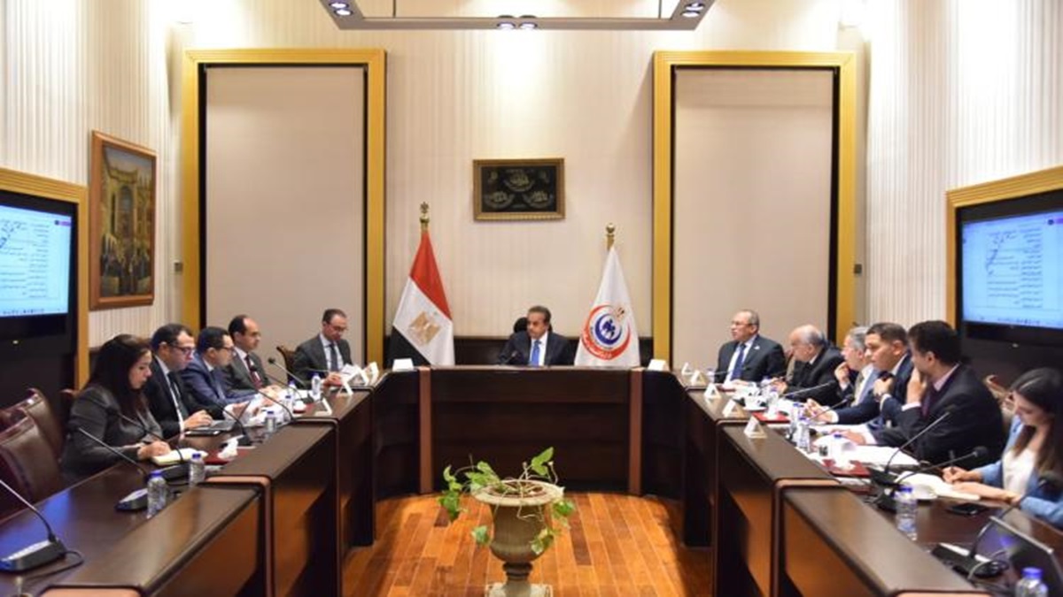 Health Minister reviews requirements for renewing physicians' licenses to practice medicine