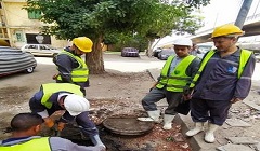 متابعة تطهير بالوعات الصرف الصحي بنطاق الحي 