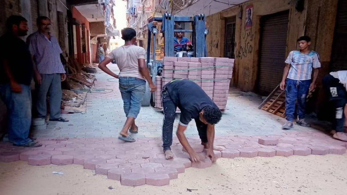 استمرار أعمال تطوير الطرق وتركيب بلاط الإنترلوك بالحي 