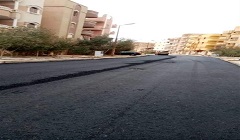 جاري تنفيذ طبقة من الأسفلت للطرق ببعض مجاورات الحي