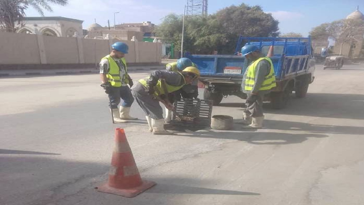 حي منشأة ناصر يرفع جاهزية بالوعات تصريف مياه الأمطار استعدادًا للشتاء