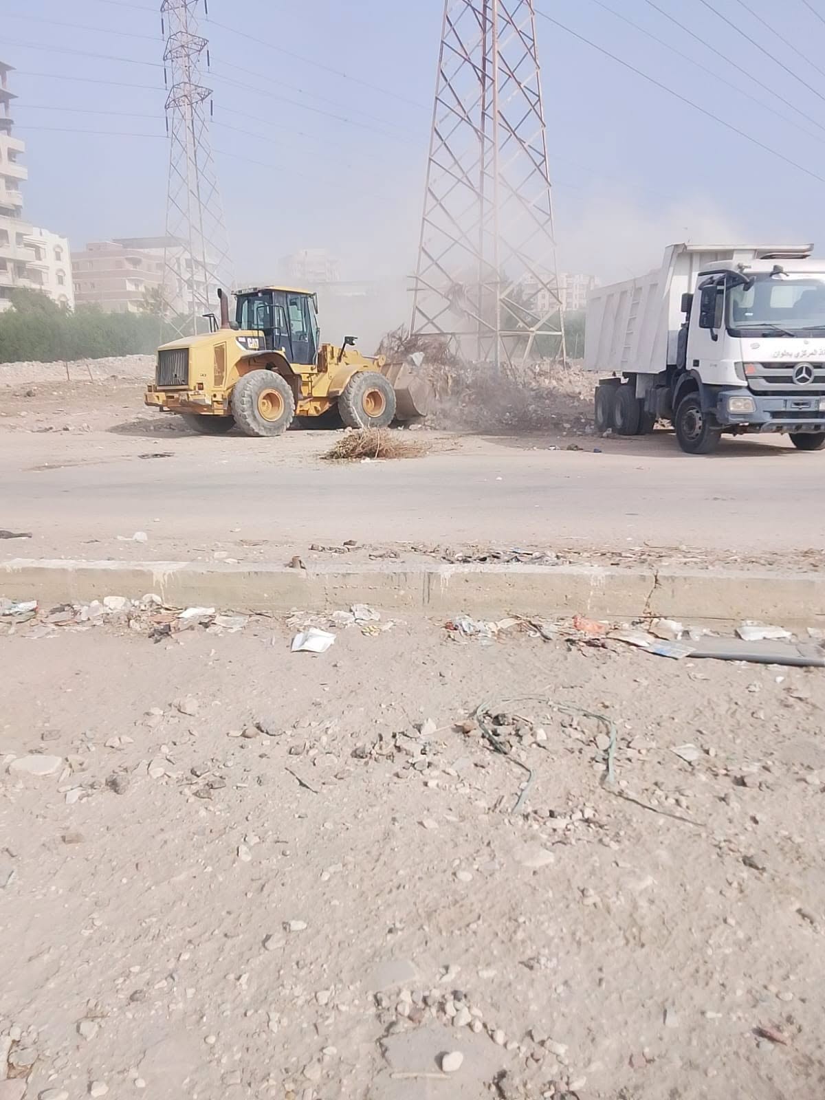 حملة لرفع وتطهير تراكمات القمامة في وادي حوف بالحي