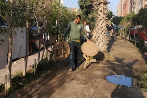 حملة لإزالة الإشغالات بمقهى بلدي بشارع عزيز المصري