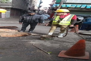 متابعة أعمال التطهير اليدوى لبلاعات الصرف الصحى بالحي