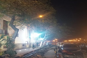إصلاح كابل كهرباء أمام شرطة المرافق