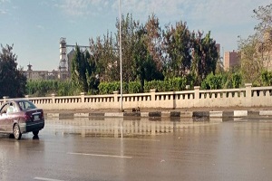 متابعة ازاله تراكمات مياه الأمطار بشوارع الحي 