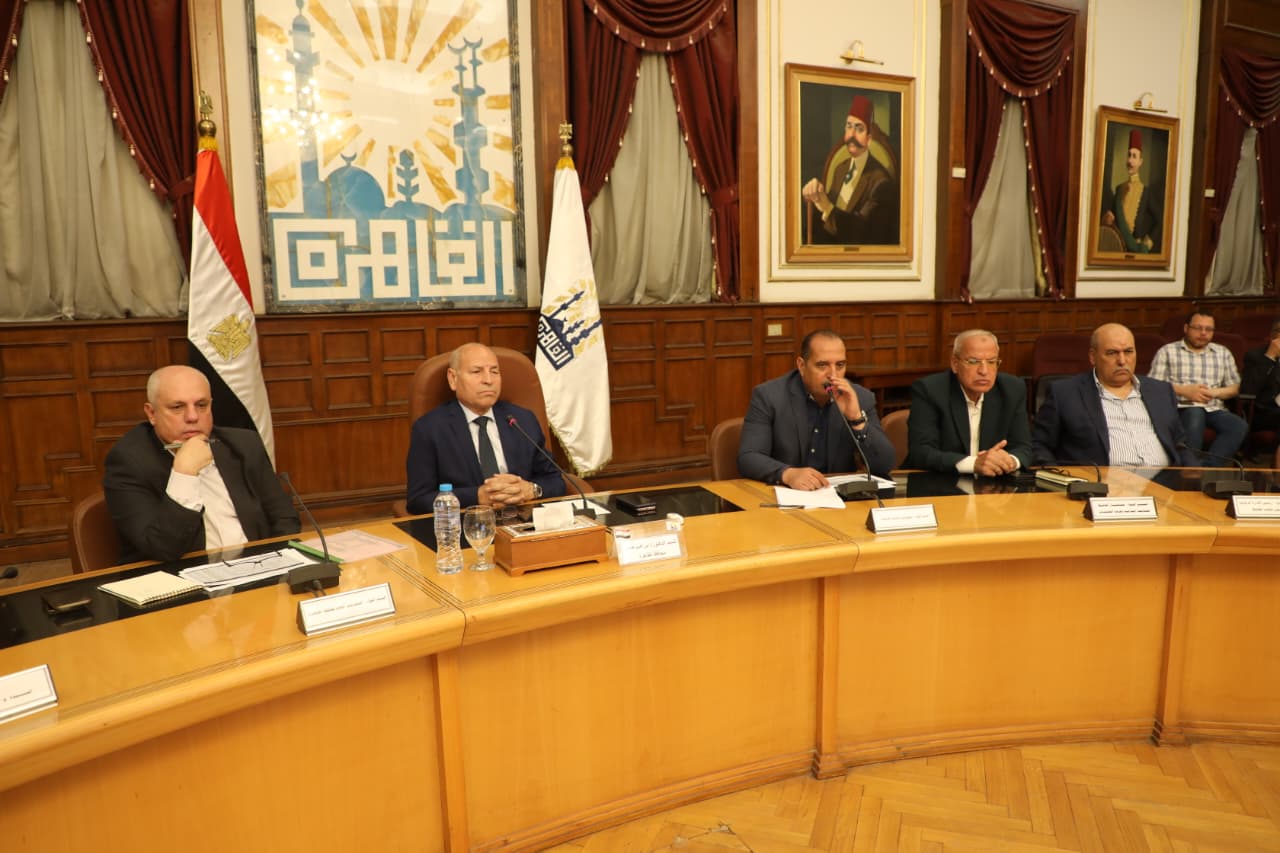 محافظ القاهرة يعقد اجتماعا مع عدد من رؤساء الأحياء لمتابعة ملف التصالح