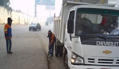 أعمال نظافة ببعض المناطق بالحي