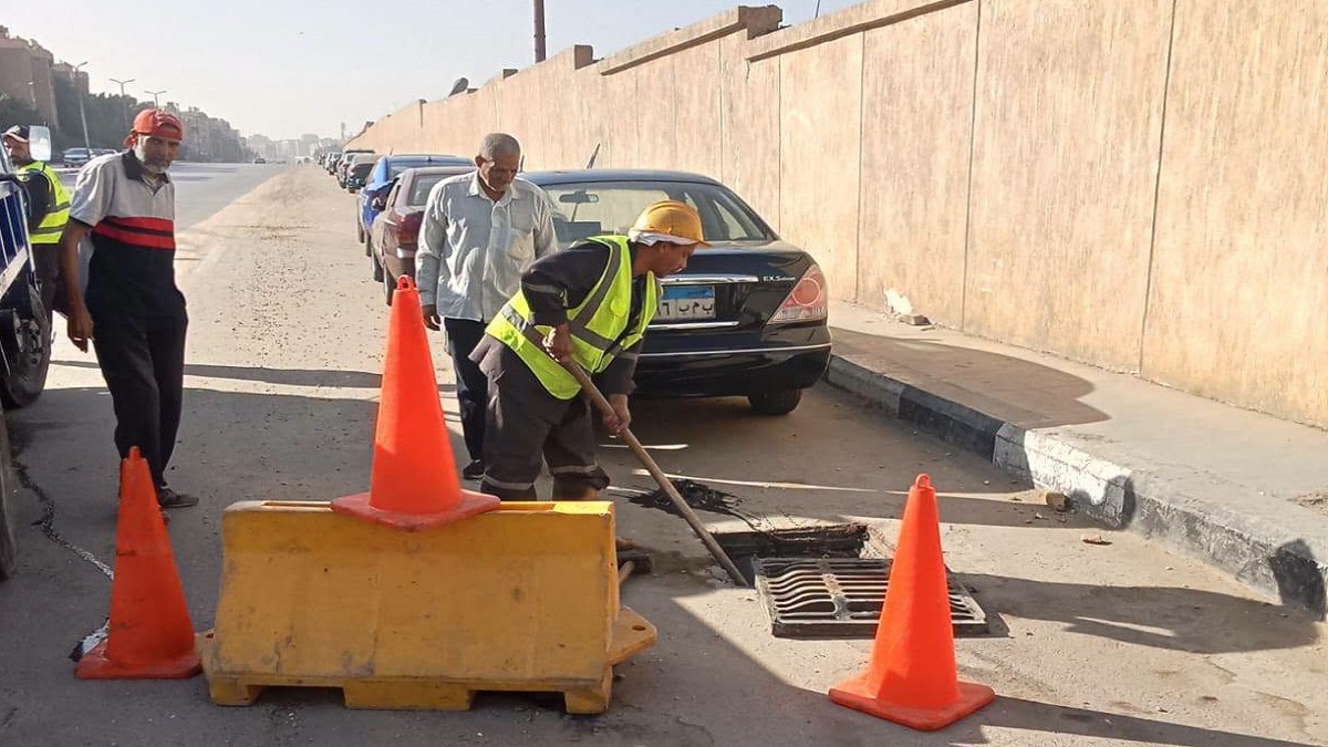 تطهير شبكات الصرف الصحي وبالوعات الأمطار بمساكن الشروق 