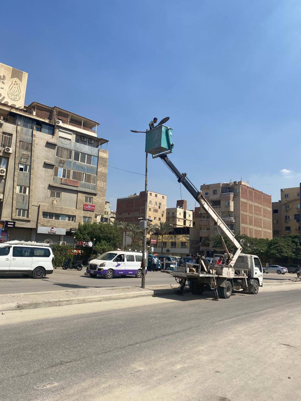 مراجعة واصلاح أعطال الانارة وتركيب كشافات بالحي الأول بطلعة السلاب