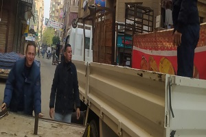 حملة لرفع الاشغالات ببعض الشوارع بالحي