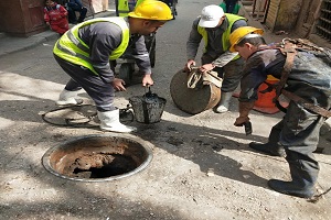تطهير بالوعات الصرف الصحي بالدرب الأحمر