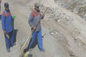 حملة لرفع القمامة والمخلفات بشارعي الفيروز والتروللى بأرض النخل