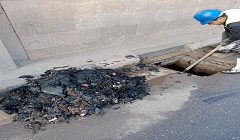 تطهير بالوعات الأمطار بالحي