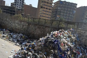 حملة لرفع القمامة والمخلفات من فوق كوبرى التوفيقية 
