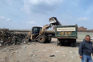 رفع القمامة والمخلفات من بعض المناطق بالحي
